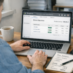 Specjalista marketingu ustawia kampanię Google Ads Search na laptopie w polskim biurze, widoczny panel Google Ads i arkusz budżetu