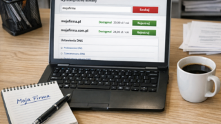 Ekran laptopa z panelem rejestratora domen i formularzem wyszukiwania domeny internetowej .pl