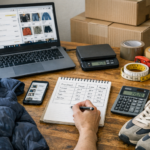 Sprzedawca wycenia używane rzeczy przy biurku - laptop z otwartymi ofertami OLX i Vinted, waga, miarka i notatnik z kosztami