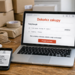 Ekran laptopa z koszykiem zakupowym w sklepie internetowym i powiadomieniem o porzuconym koszyku oraz telefon z SMS przypominającym o zakupie